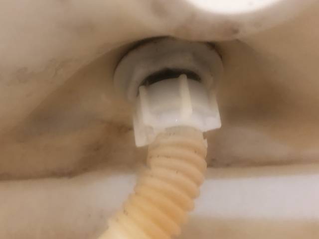 写真:手洗金具と連結管の接続部分